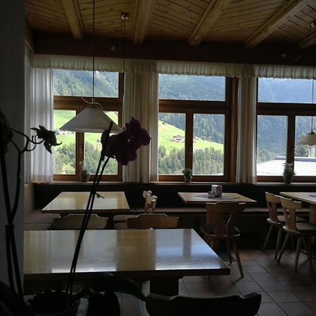 Gasthaus Weisskugel Hotel Malles Venosta Exterior foto