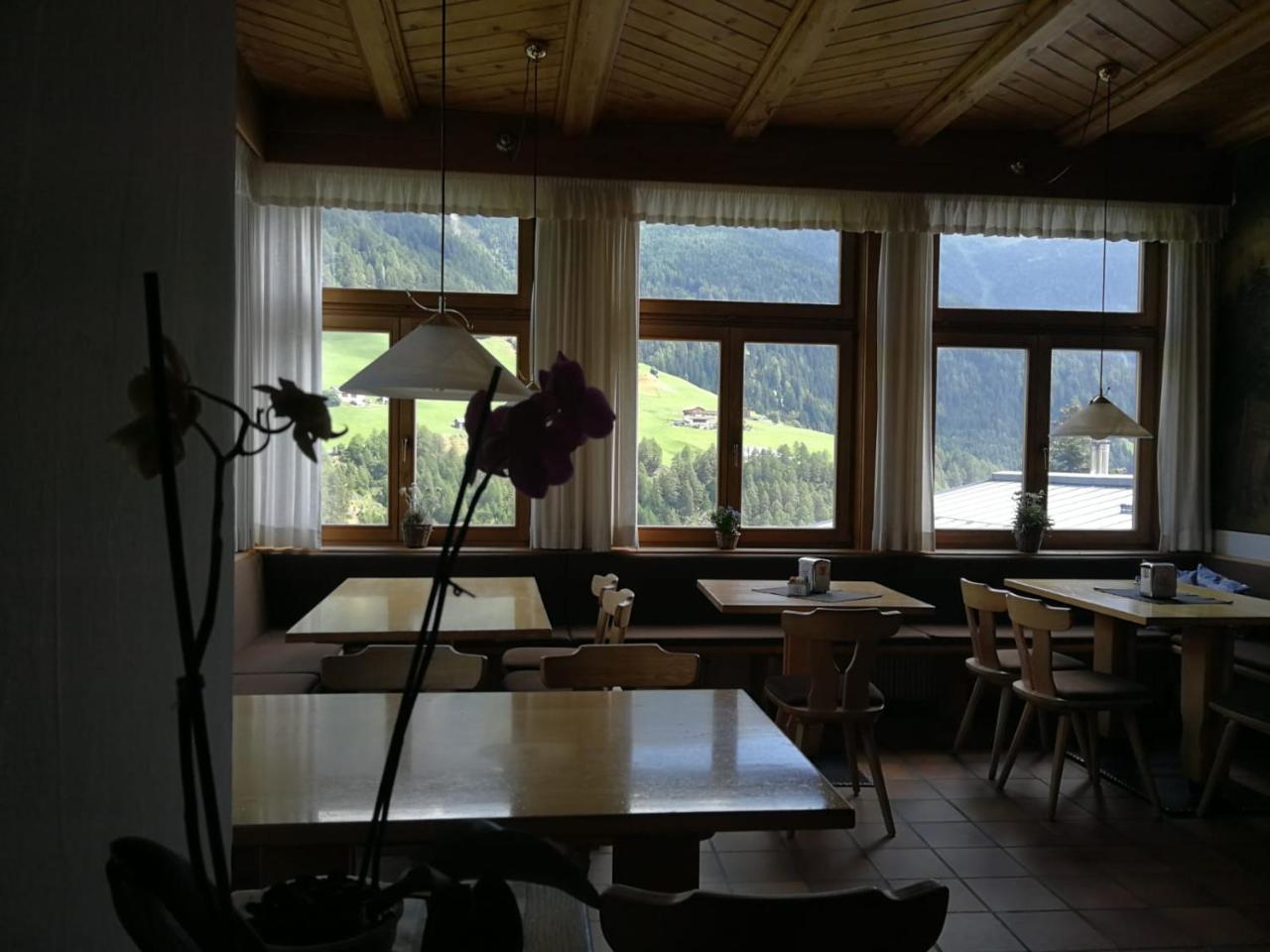 Gasthaus Weisskugel Hotel Malles Venosta Exterior foto